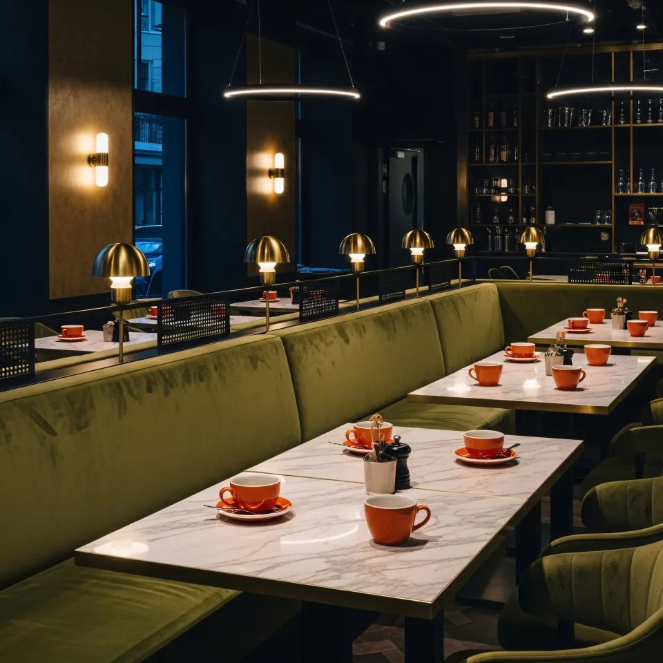 Chef a decorar prato elegante em sala iluminada